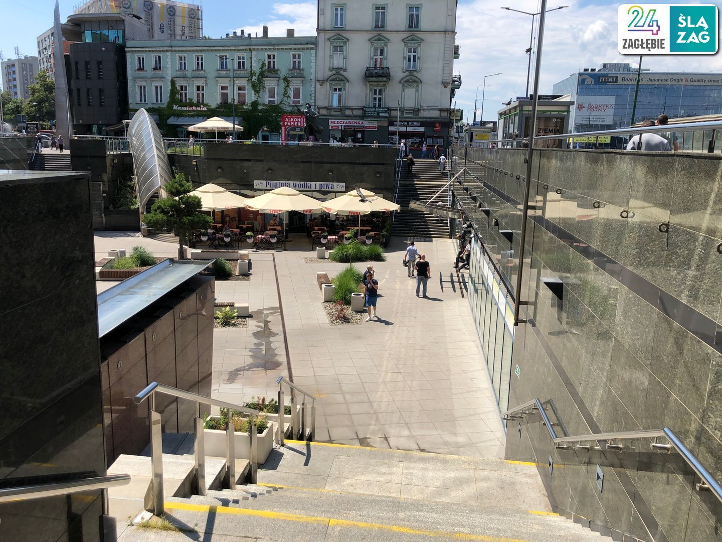 Sosnowiec. Obniżenie oraz wejście do podziemnego pasażu między placem Stulecia a dworcem kolejowym i ulicą Jana Kilińskiego. 14 lipca 2025.