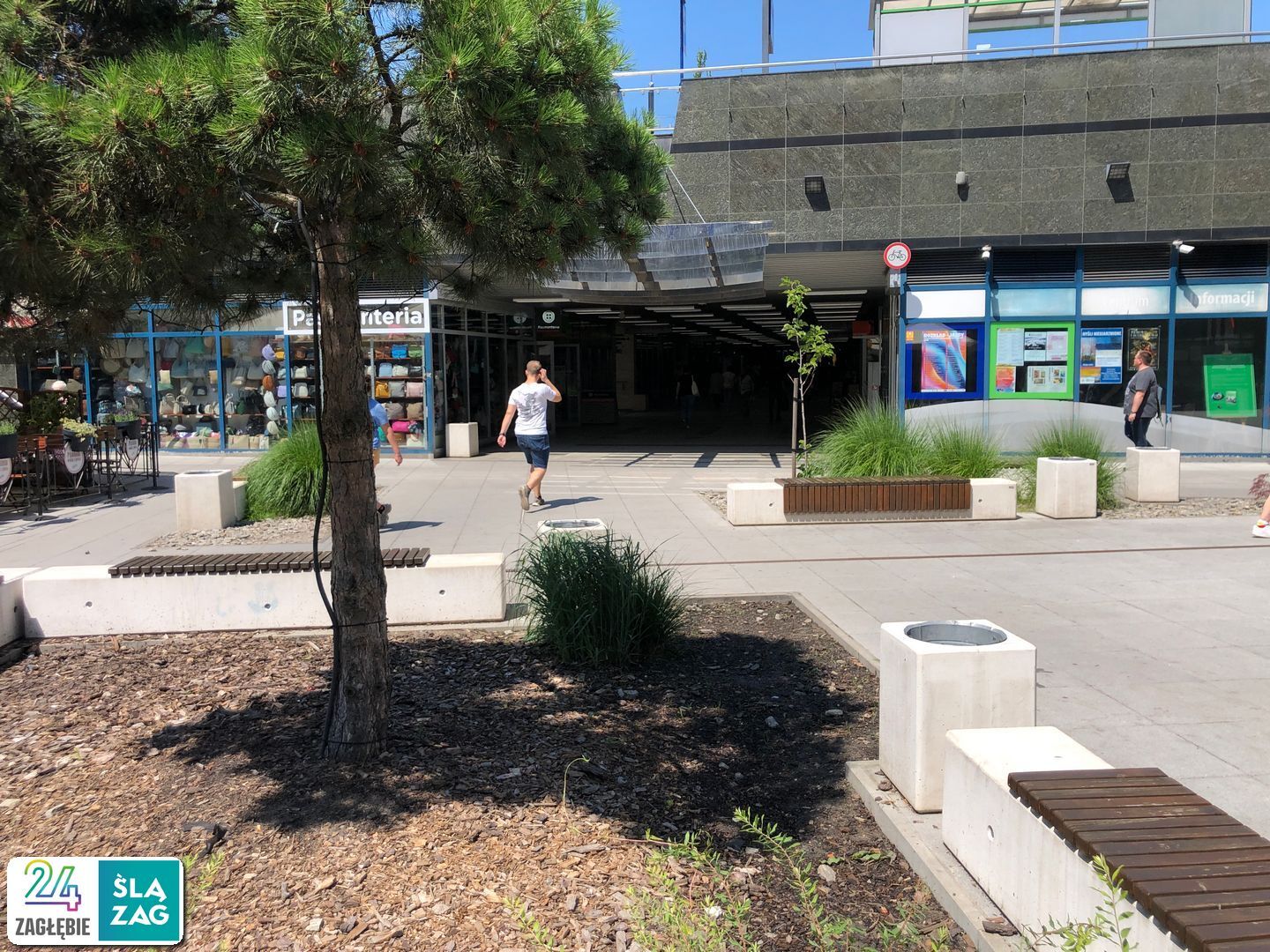 Sosnowiec. Obniżenie oraz wejście do podziemnego pasażu między placem Stulecia a dworcem kolejowym i ulicą Jana Kilińskiego. 14 lipca 2025.