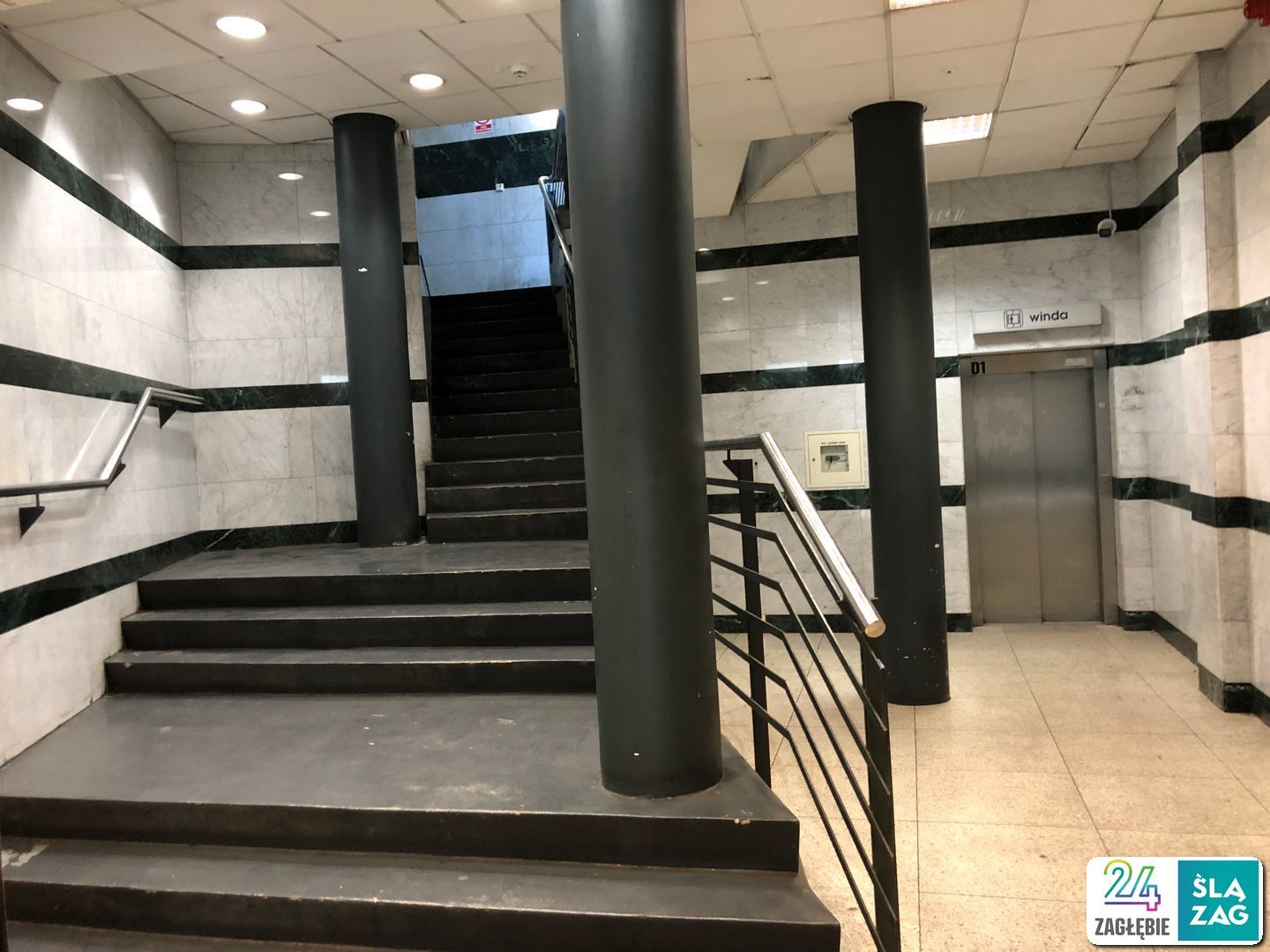 Sosnowiec. Pasaż podziemny między placem Stulecia a dworcem kolejowym i ulicą Jana Kilińskiego. Materiały drogie, wykonanie z rozmachem i... pustki. 14 lipca 2025.