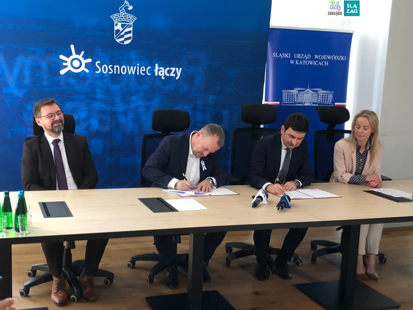 Sosnowiec. Urząd Miasta. Podpisanie umowy dotyczącej finansowania likwidacja nielegalnego składowiska odpadów w Radosze. 21 maja 2025.