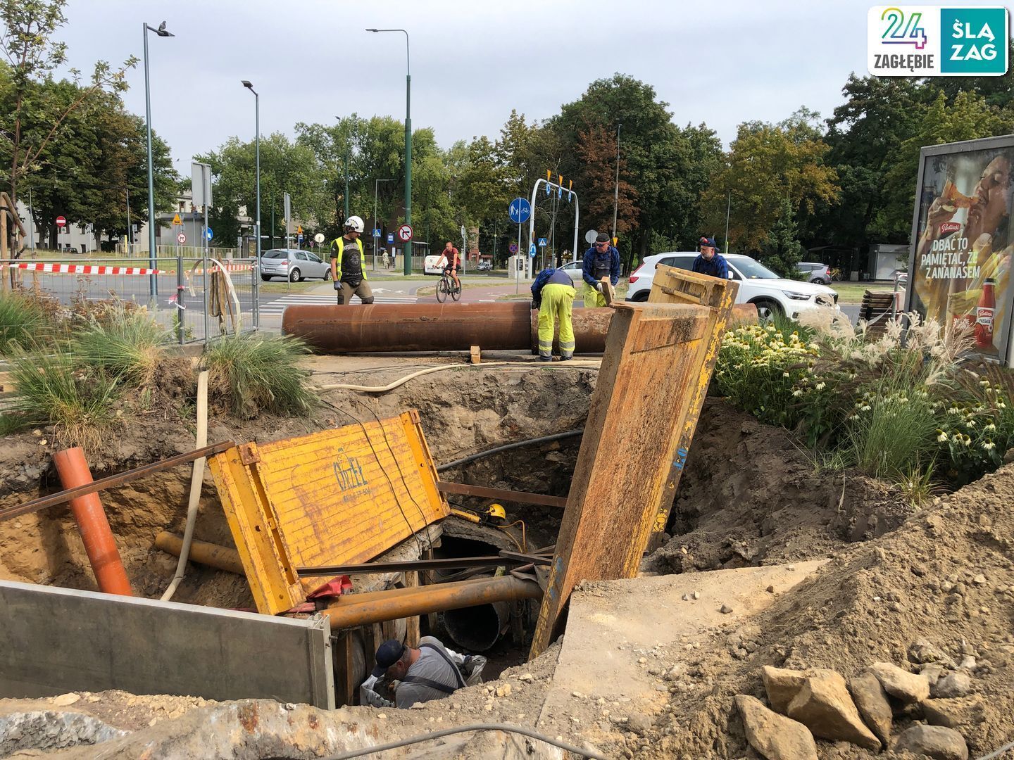 Sosnowiec-Pogoń. Skrzyżowanie ulic Orlej i Staropogońskiej. Naprawa wodociągu ciepłej wody użytkowej. 21 sierpnia 2025.