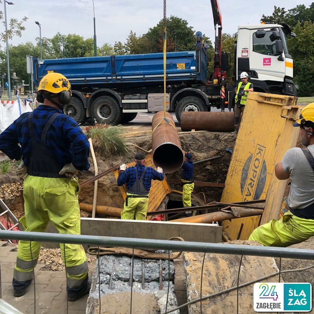 Sosnowiec-Pogoń. Skrzyżowanie ulic Orlej i Staropogońskiej. Naprawa wodociągu ciepłej wody użytkowej. 21 sierpnia 2025.