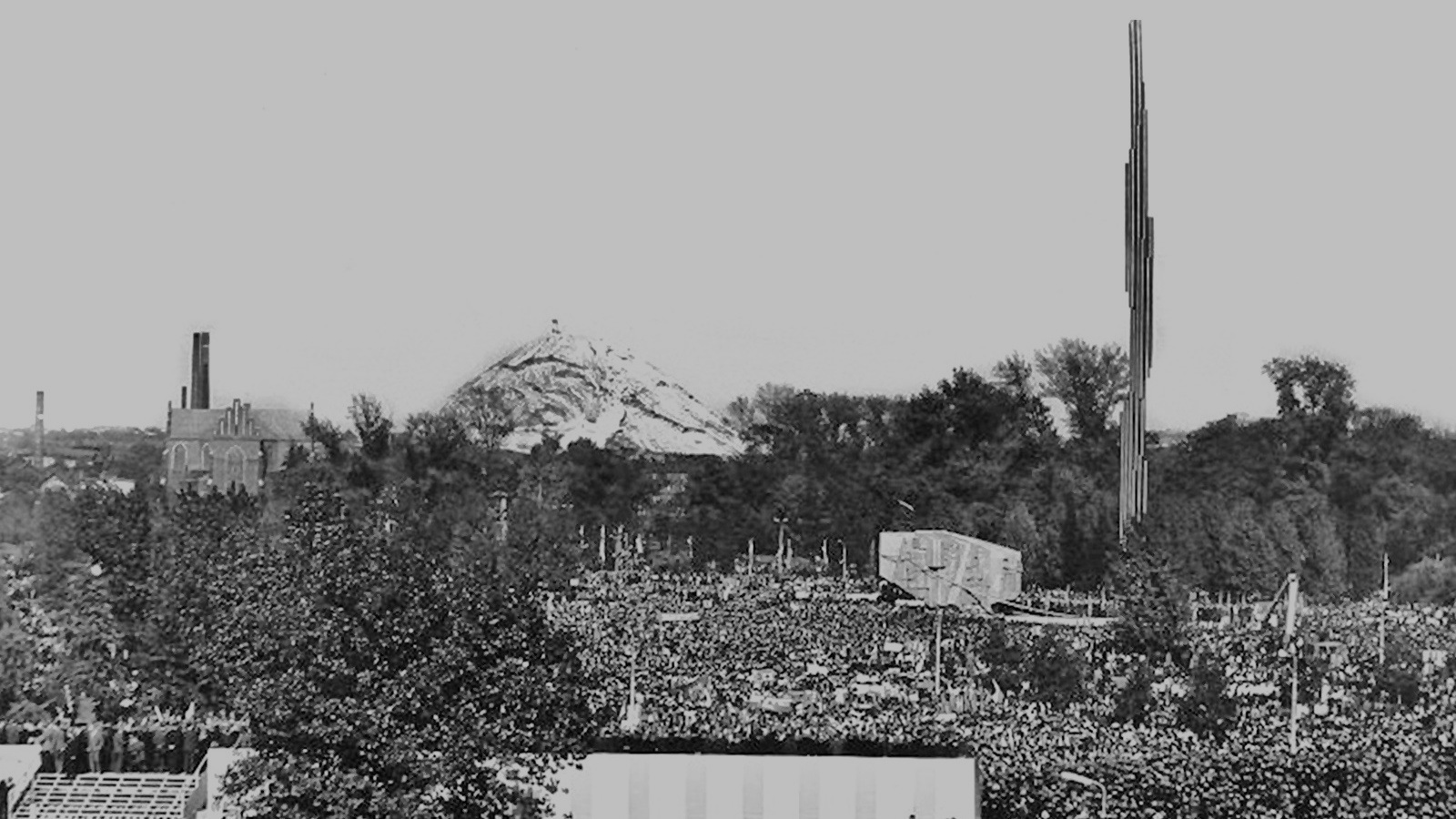 Sosnowiec. Odsłonięcie Pomnika Czynu Rewolucyjnego. Z lewej widoczna hałda Huty „Katarzyna”. 16 września 1967 roku.