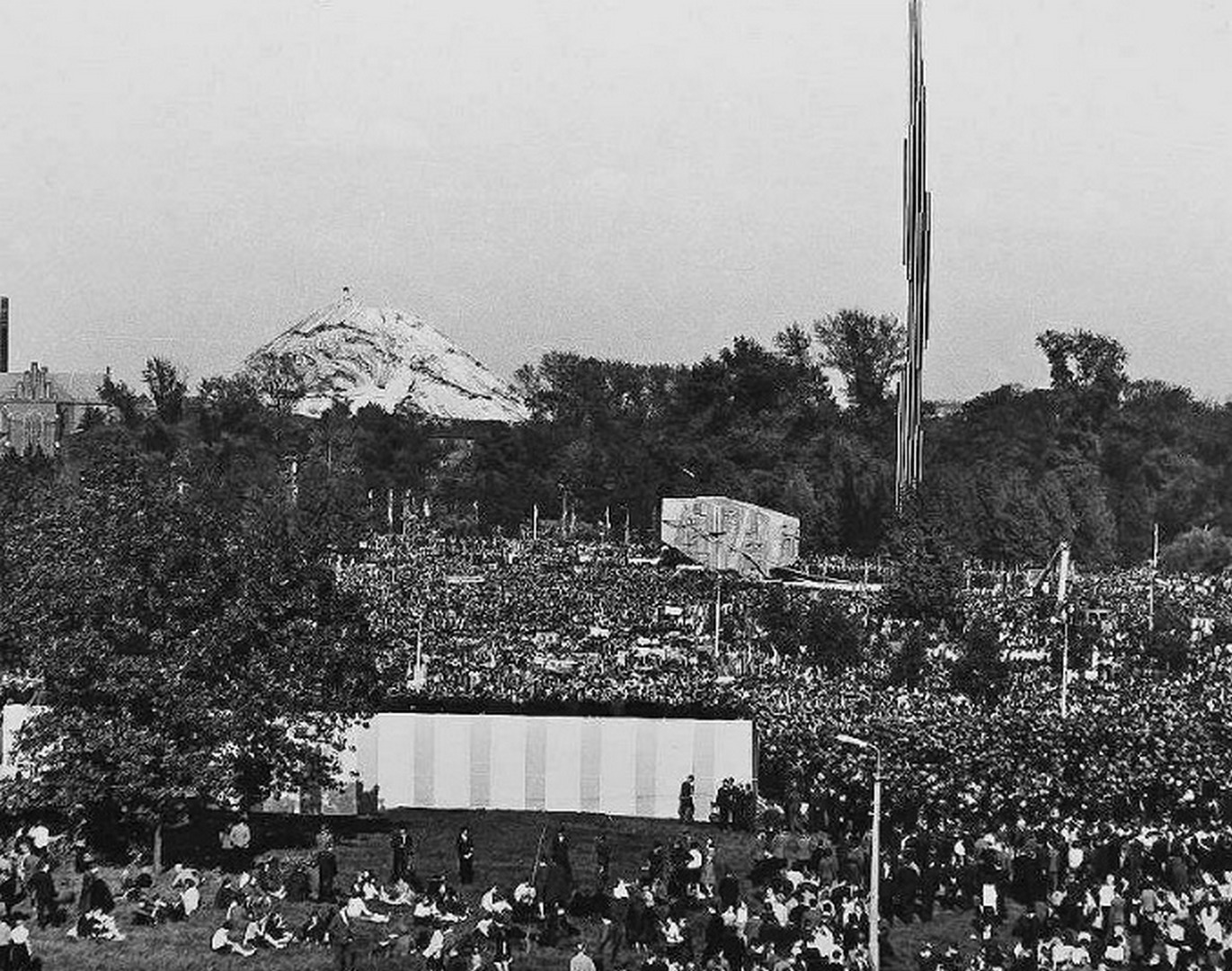 Sosnowiec. Odsłonięcie Pomnika Czynu Rewolucyjnego. Z lewej widoczna hałda Huty „Katarzyna”. 16 września 1967 roku.