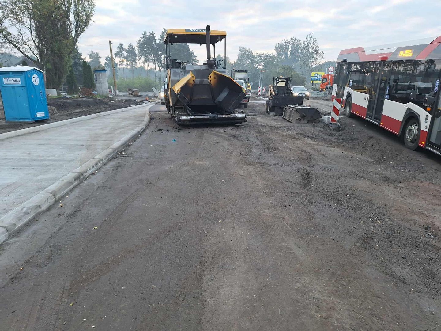 Sosnowiec-Porąbka. Budowa ronda u zbiegu ulic: Wileńskiej, Minerów i Ignacego Łukasiewicza. 2 października 2025.