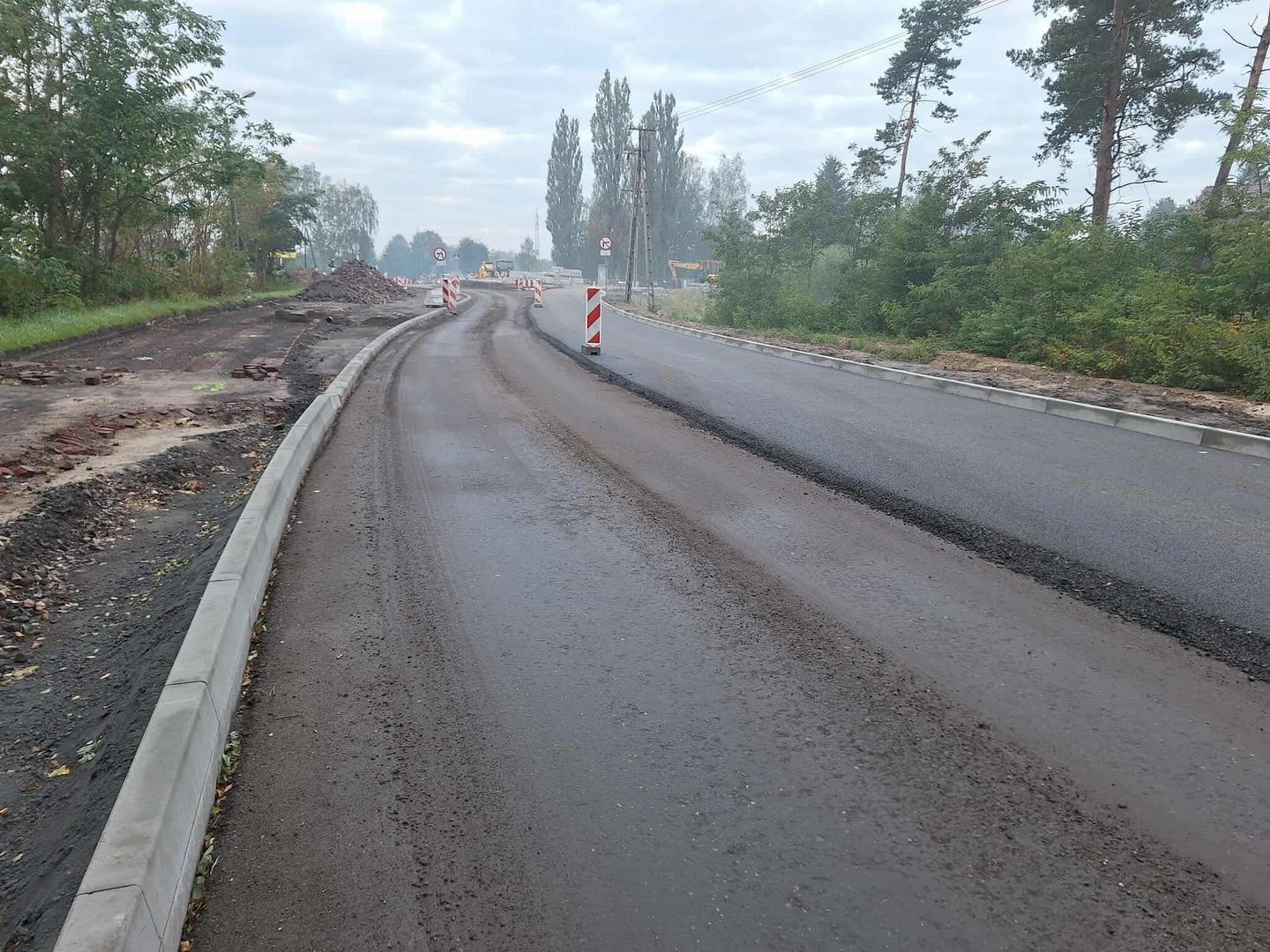 Sosnowiec-Porąbka. Budowa ronda u zbiegu ulic: Wileńskiej, Minerów i Ignacego Łukasiewicza. 2 października 2025.