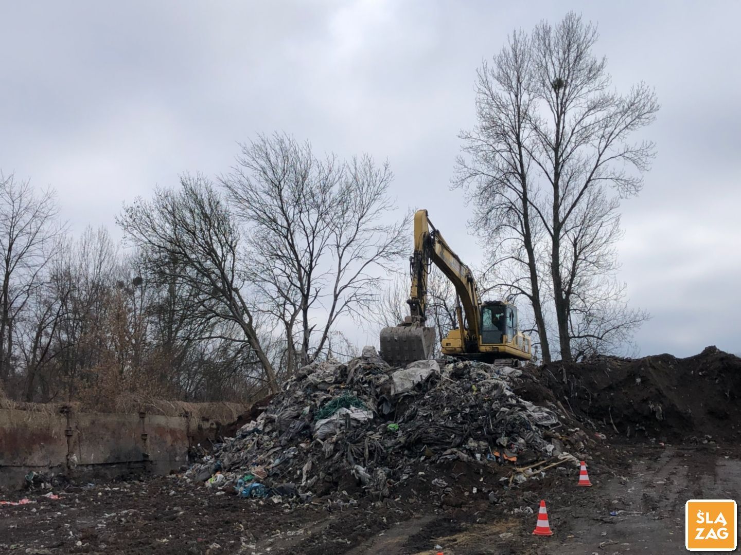 Sosnowiec-Radocha. Nielegalne składowisko odpadów, częściowo uprzątnięte. 9 lutego 2026.