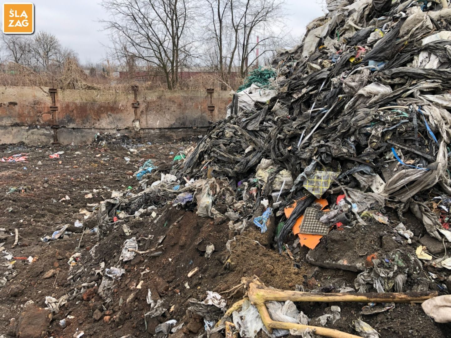 Sosnowiec-Radocha. Nielegalne składowisko odpadów, częściowo uprzątnięte. 9 lutego 2026.