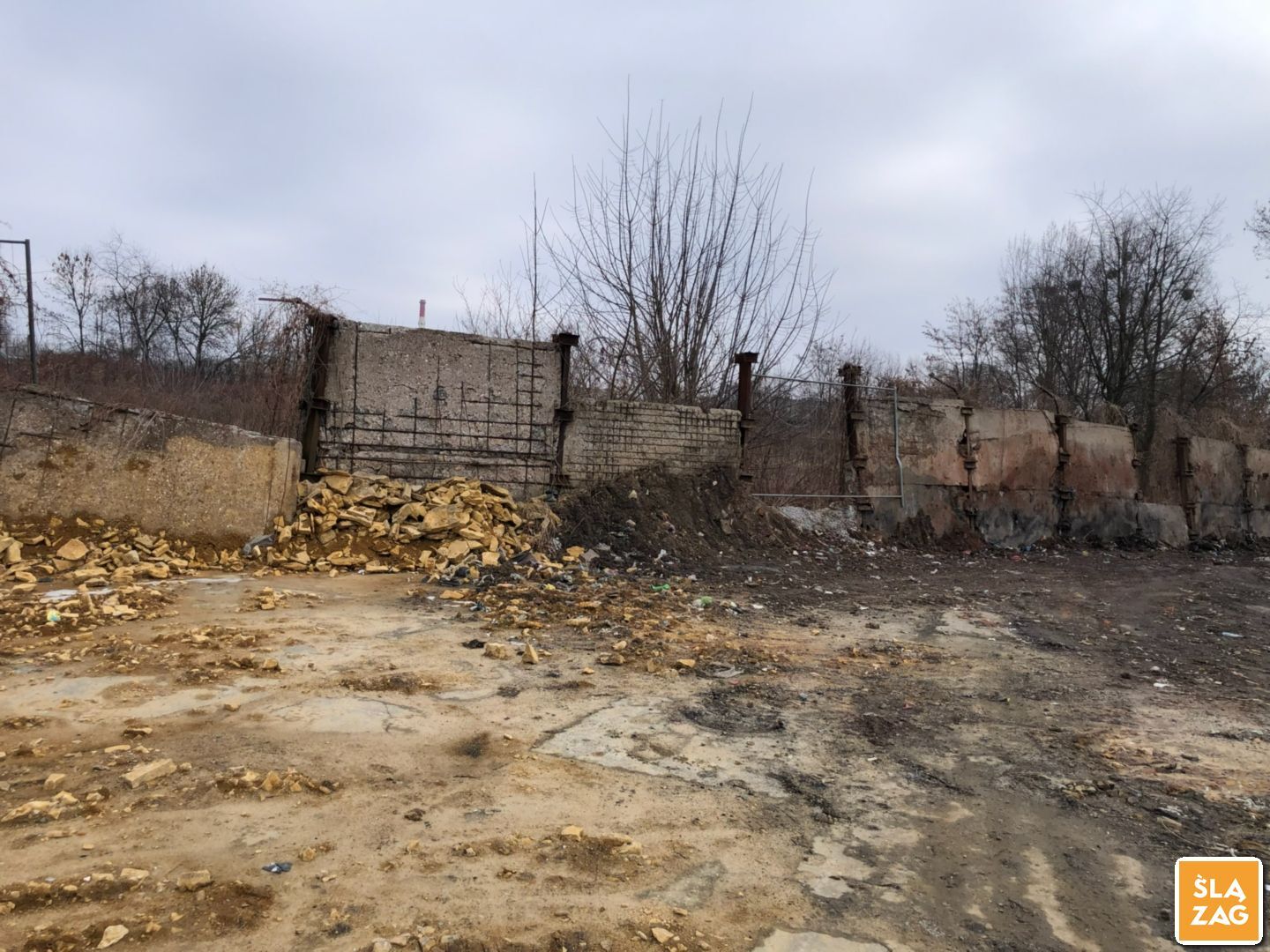 Sosnowiec-Radocha. Nielegalne składowisko odpadów, częściowo uprzątnięte. 9 lutego 2026.