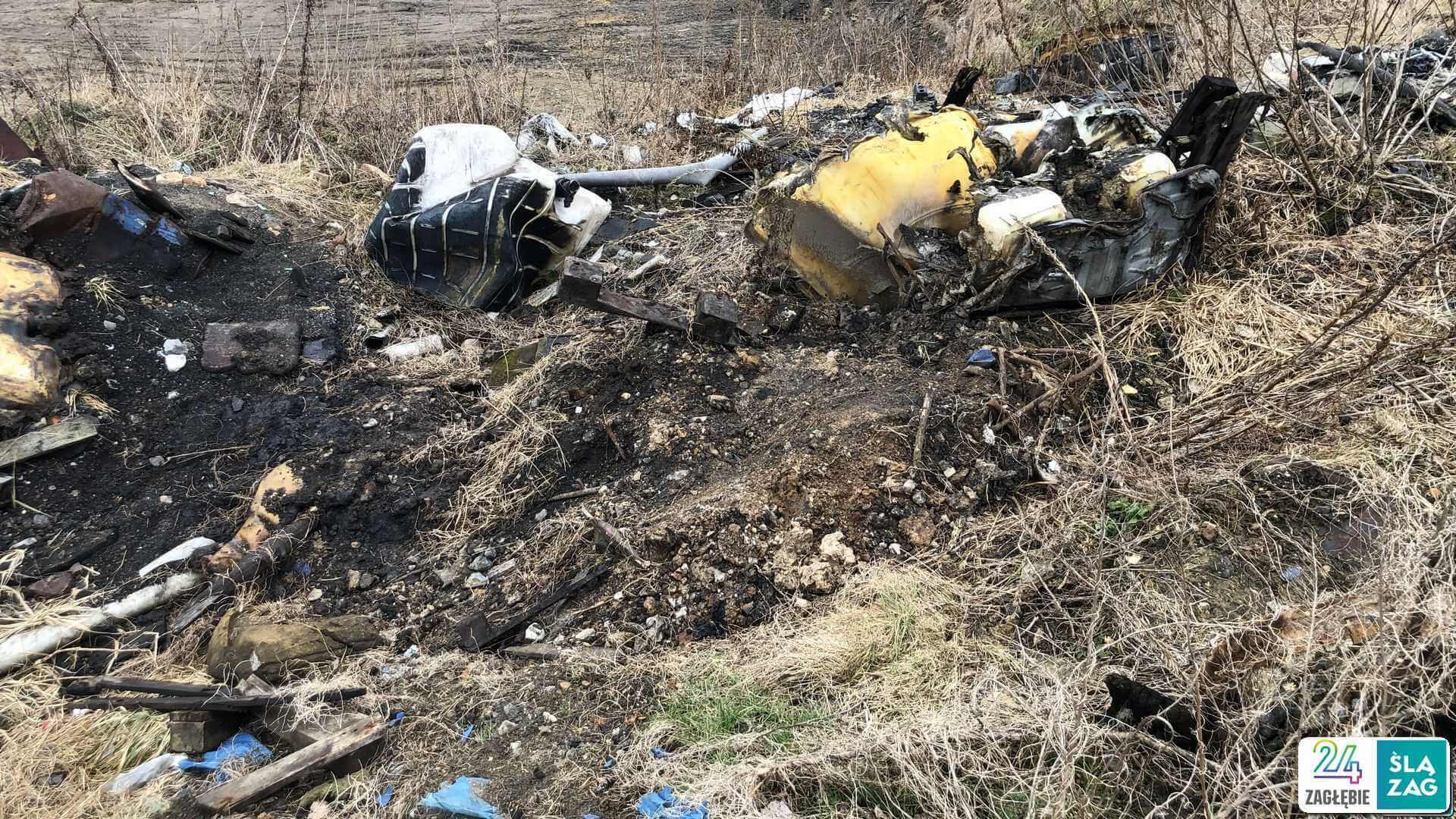 Sosnowiec-Radocha. Nielegalne składowisko odpadów po pożarze. 27 lutego 2025.