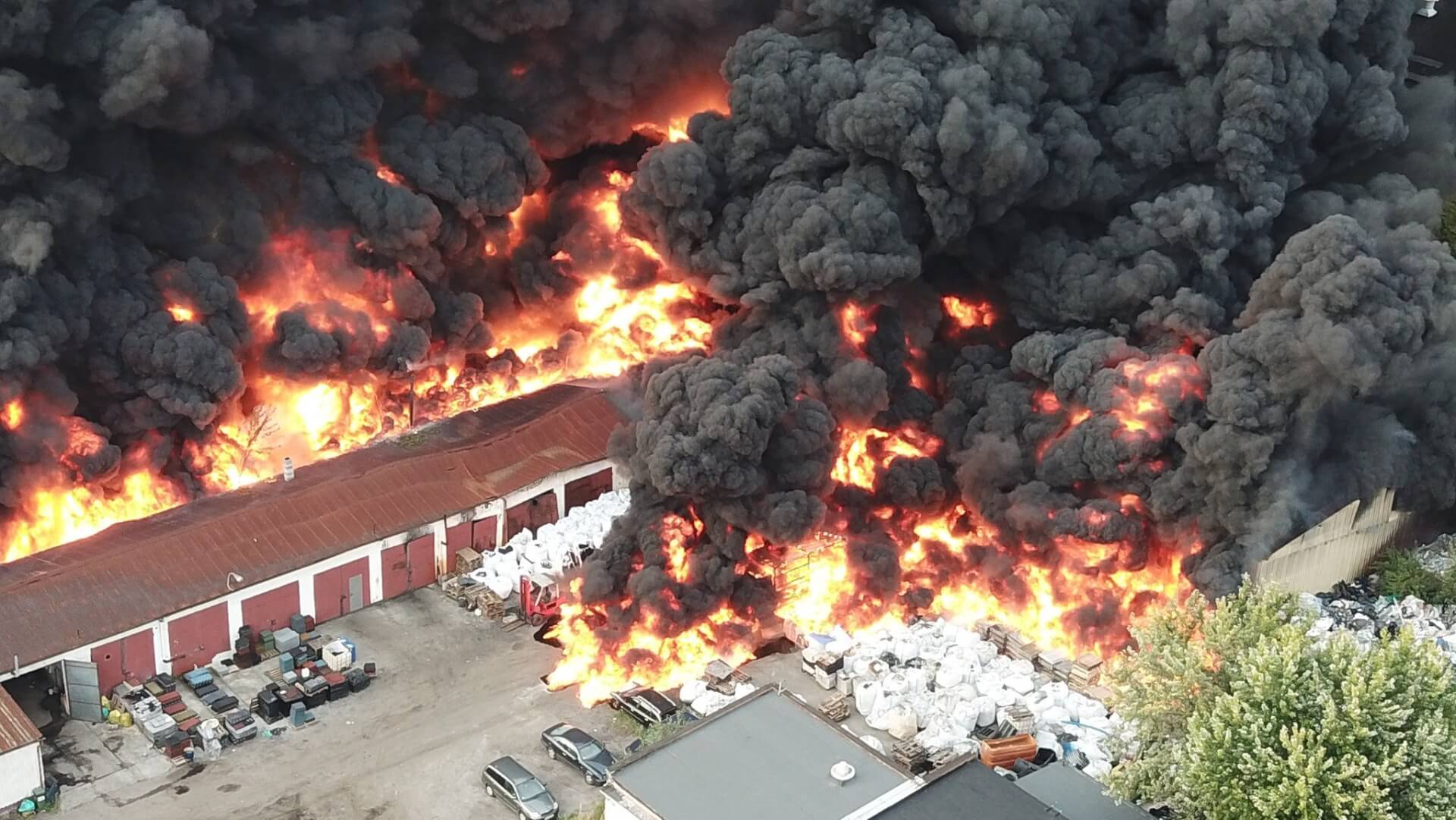 Sosnowiec-Radocha. Nielegalne składowisko odpadów. Pożar, 16 września 2020.