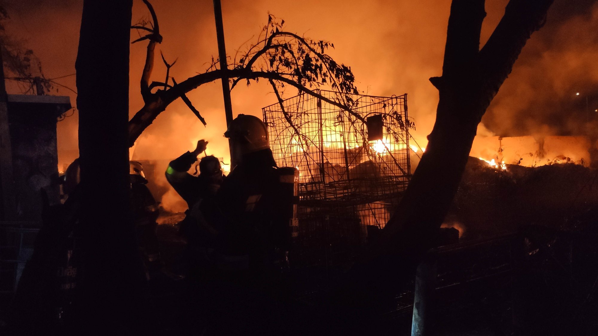 Sosnowiec-Radocha. Nielegalne składowisko odpadów. Pożar, 16 września 2020.