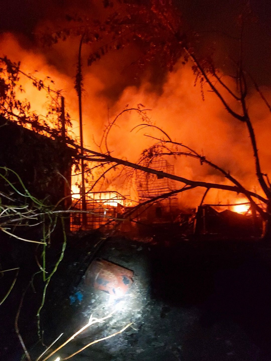 Sosnowiec-Radocha. Nielegalne składowisko odpadów. Pożar, 16 września 2020.