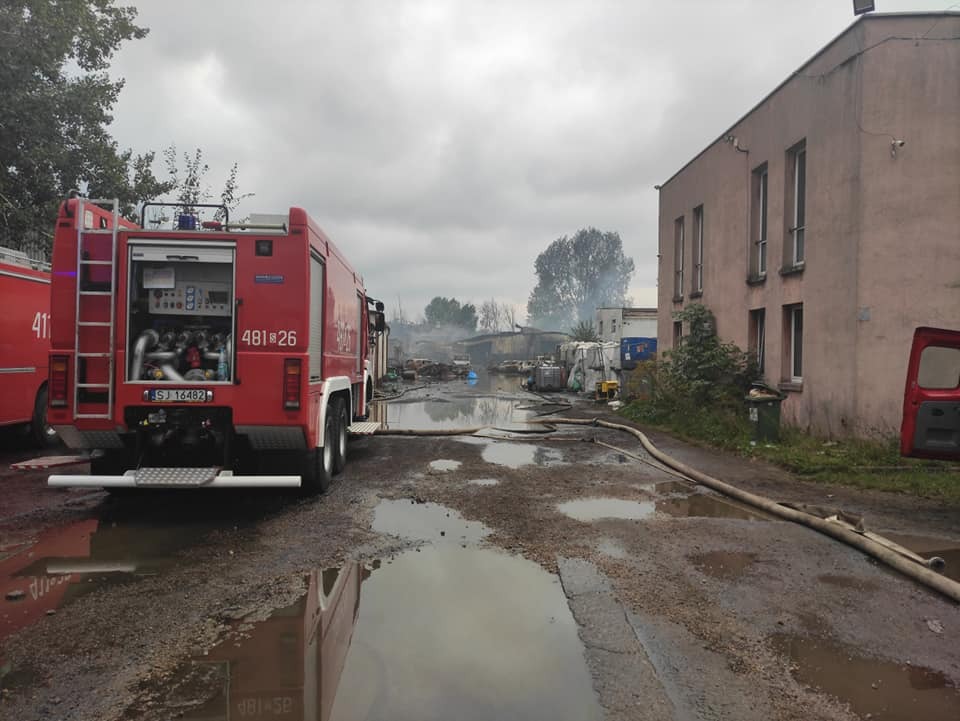 Sosnowiec-Radocha. Nielegalne składowisko odpadów. Gaszenie pożaru, 16 września 2020.