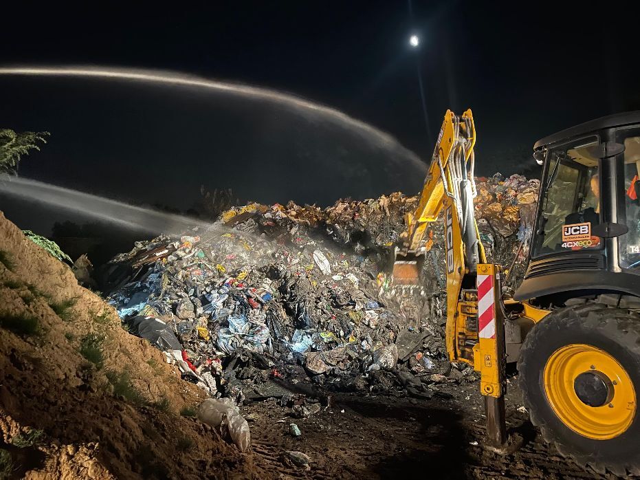 Sosnowiec-Radocha. Nielegalne składowisko odpadów. Gaszenie pożaru.