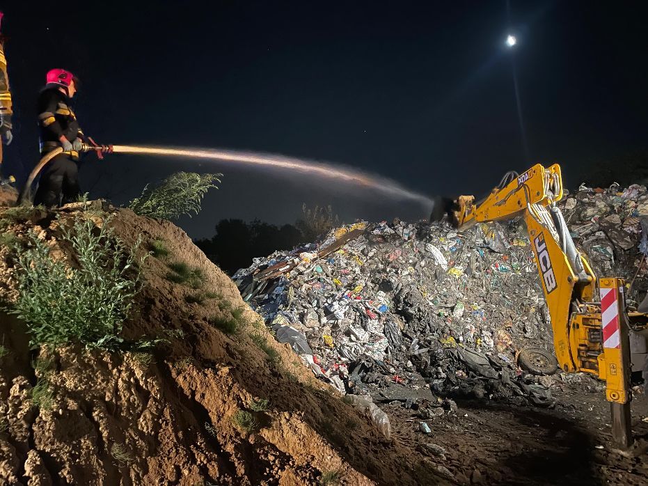Sosnowiec-Radocha. Nielegalne składowisko odpadów. Gaszenie pożaru.