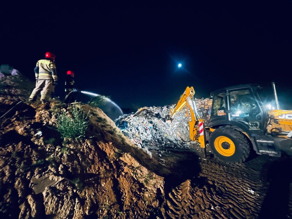 Sosnowiec-Radocha. Nielegalne składowisko odpadów. Gaszenie pożaru.