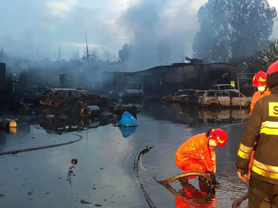 Sosnowiec-Radocha. Nielegalne składowisko odpadów. Gaszenie pożaru.