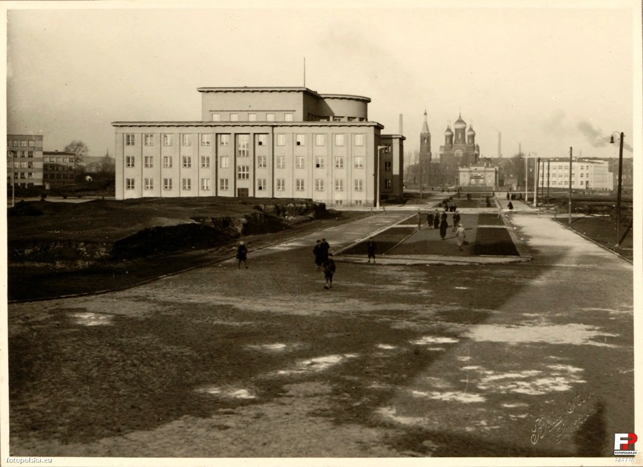 Sosnowiec. Na pierwszym planie ratusz, w głębi cerkiew św. Mikołaja Cudotwórcy i Liceum im. Emilii Plater. Lata 1933_1935.