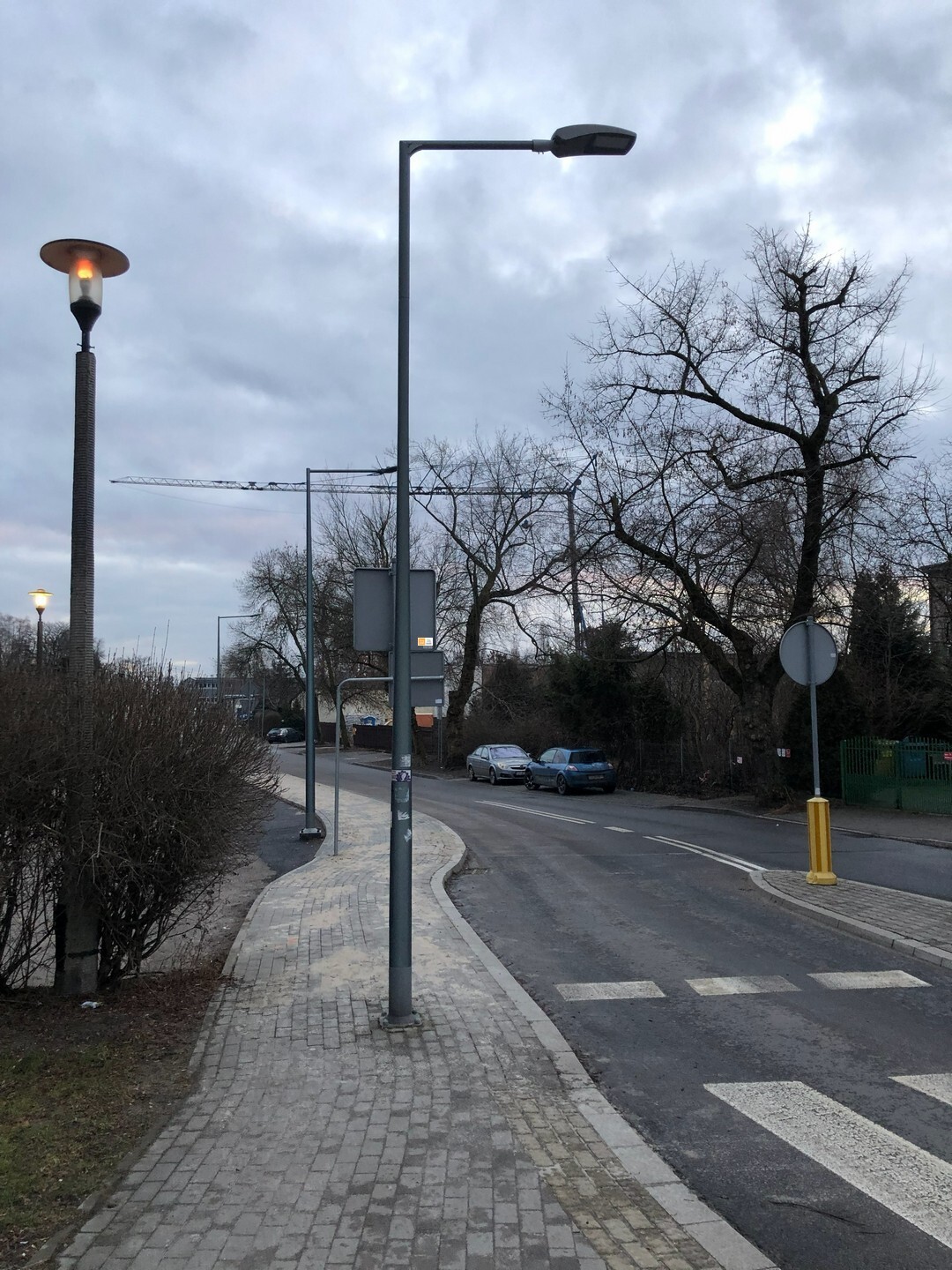 Sosnowiec-Rudna. Skrzyżowanie ulicy Stefana Roweckiego „Grota” i ulicy Gospodarczej. Środek chodnika – idealne miejsce słup oświetleniowy. 24 lutego 2026