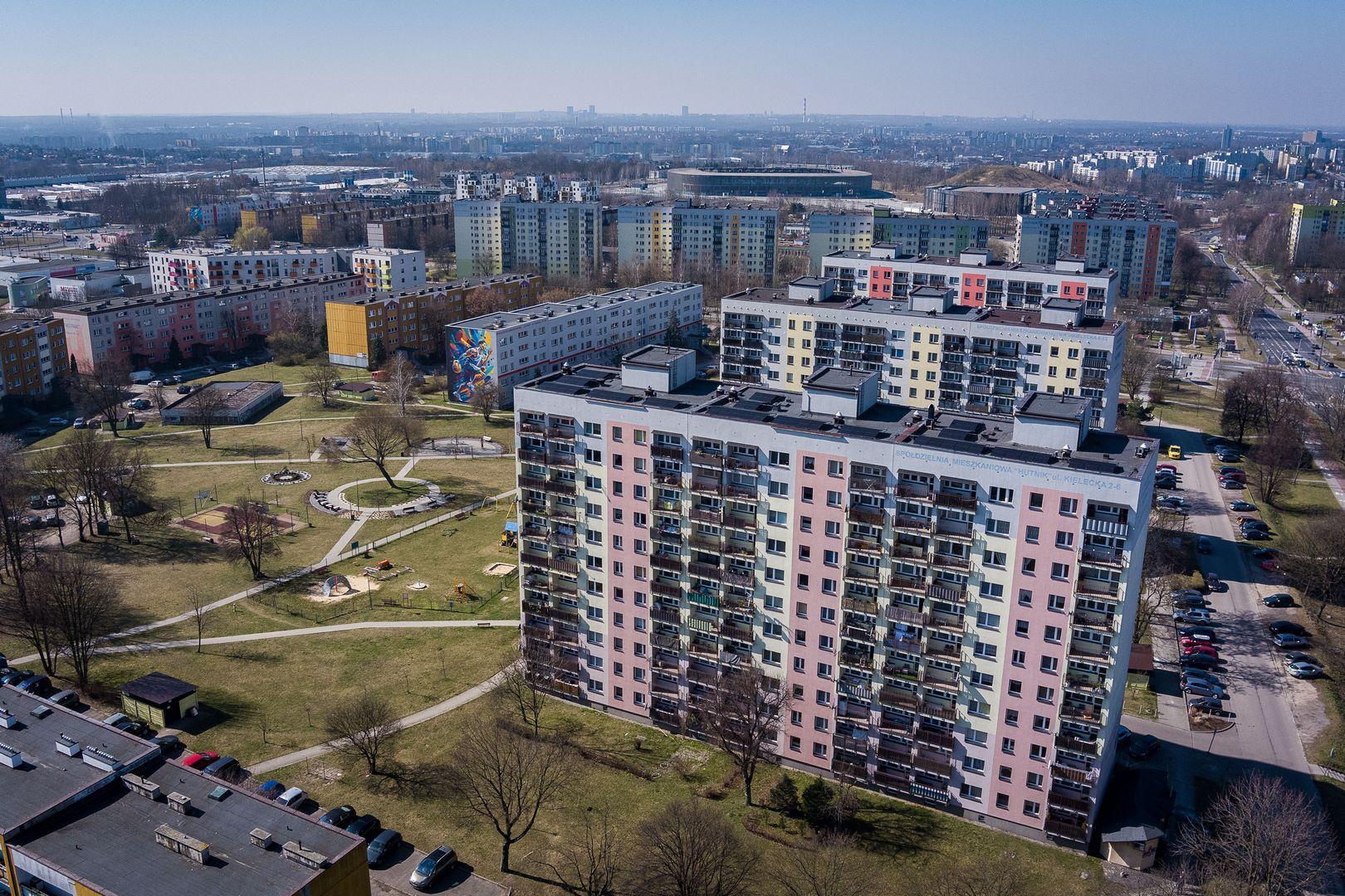 Sosnowiec. Fotowoltaika na bloku Kielecka 2-4-6 w zasobach Spółdzielni Mieszkaniowej „Hutnik" w Sosnowcu. Marzec 2025.