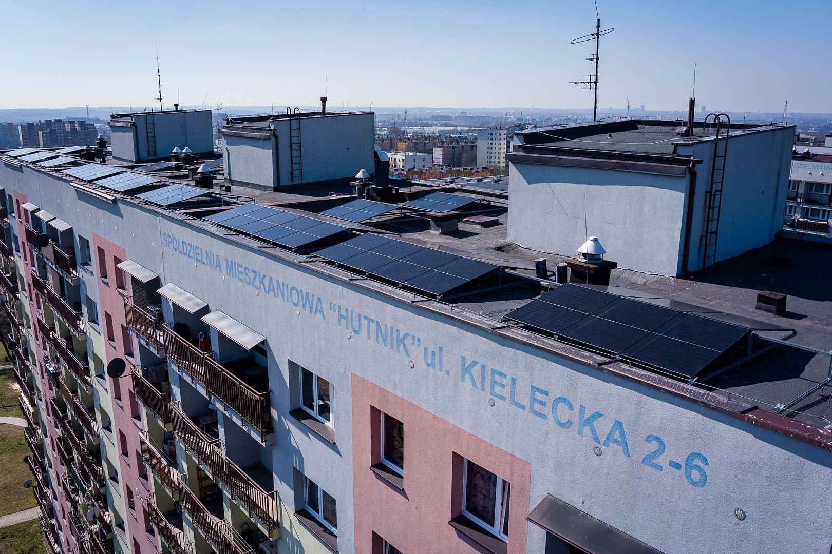 Sosnowiec. Fotowoltaika na bloku Kielecka 2-4-6 w zasobach Spółdzielni Mieszkaniowej „Hutnik