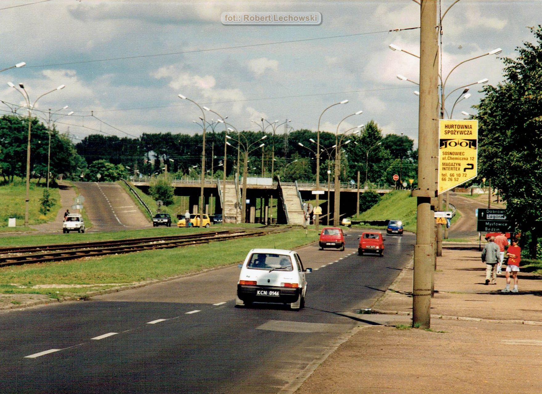 Sosnowiec-Sielec. Ulica 3 Maja. Widok w kierunku północnym. W tle wiadukt w ciągu ulicy Gabriela Narutowicza. Lata 1997 – 2001.