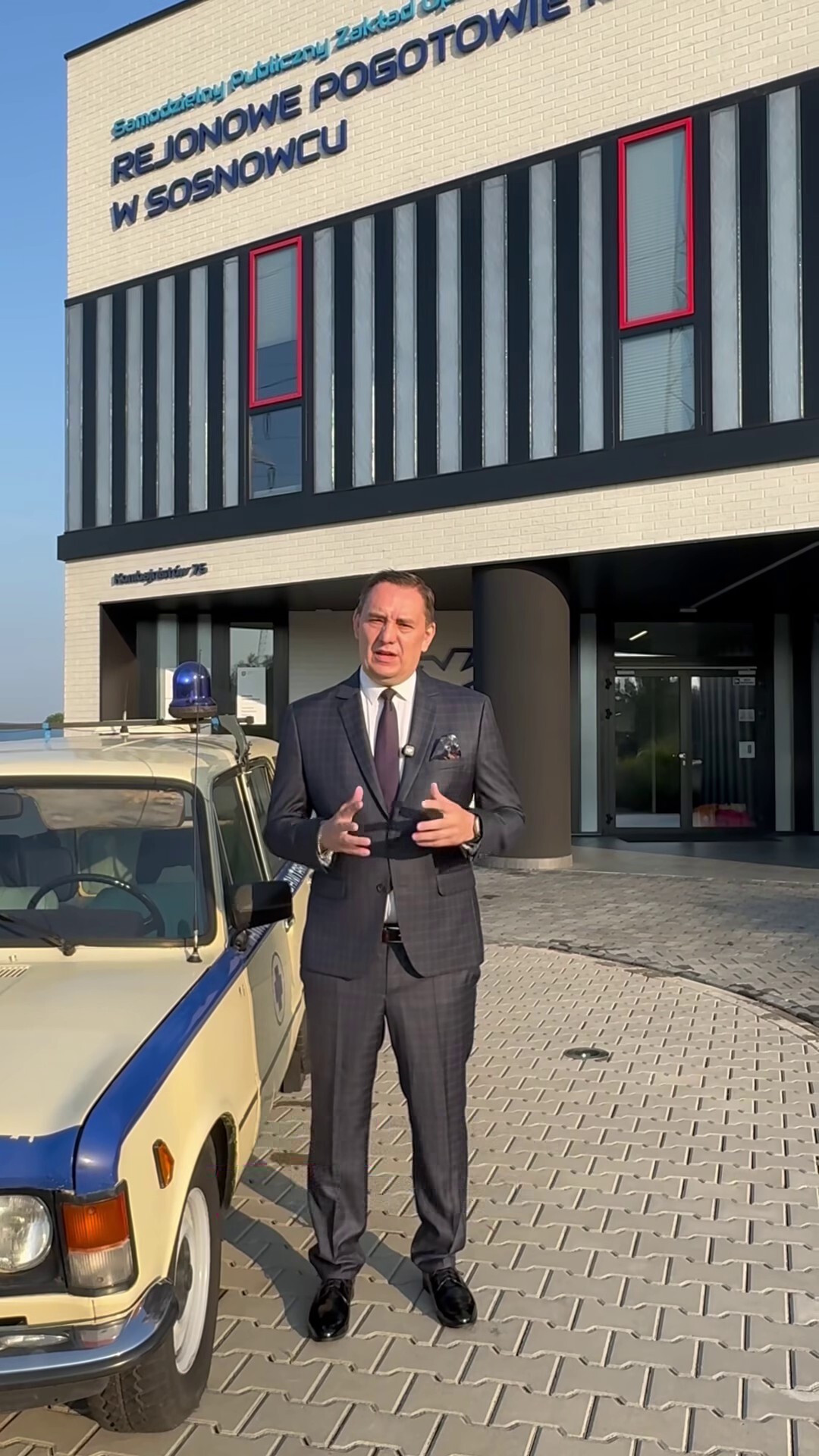 Klaudiusz Nadolny – dyrektor Rejonowego Pogotowia Ratunkowego w Sosnowcu przed jego siedzibą. 30 czerwca 2026