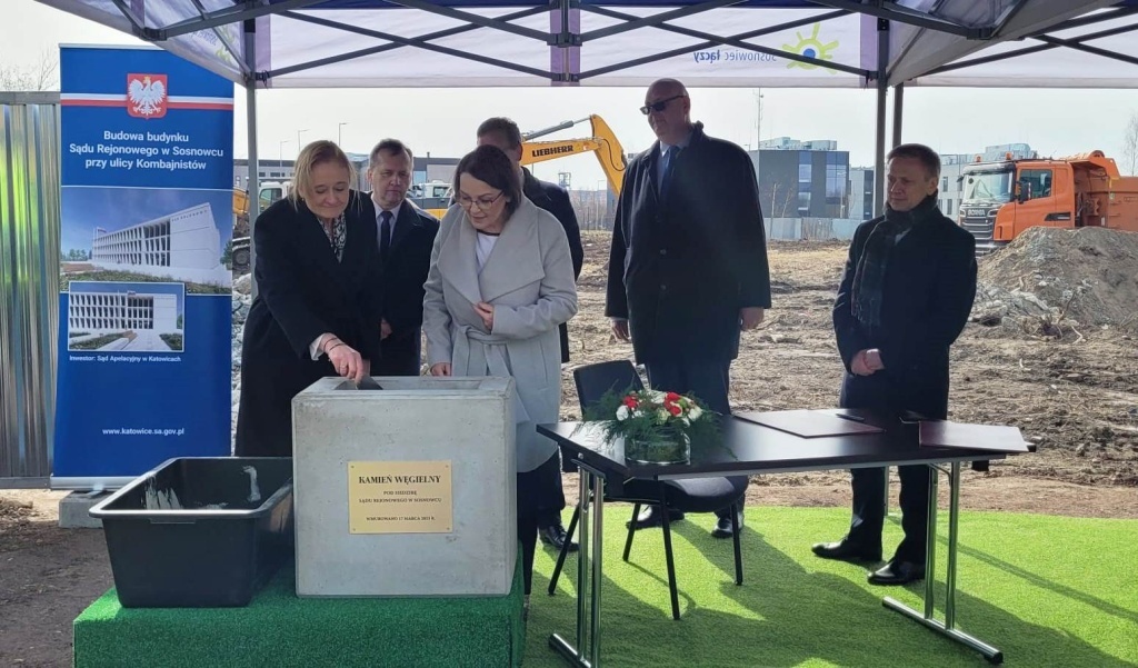 Sosnowiec-Sielec. Nowa siedziba Sądu Rejonowego przy ulicy Kombajnistów 78. Akt erekcyjny i wmurowanie kamienia węgielnego. 17 marca 2023. Na fotografii m. in. ówczesny Prezes Sądu Rejonowego w Sosnowcu Małgorzata Hencel-Święczkowska i obecny Prezes Trybunału Konstytucyjnego Bogdan Święczkowski – prywatnie małżeństwo.