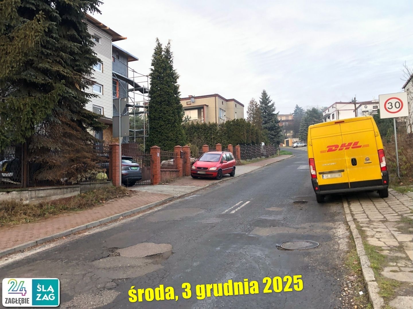 Sosnowiec-Sielec. Ulica Łukowa. Parkowanie na chodnikach. 3 grudnia 2025.