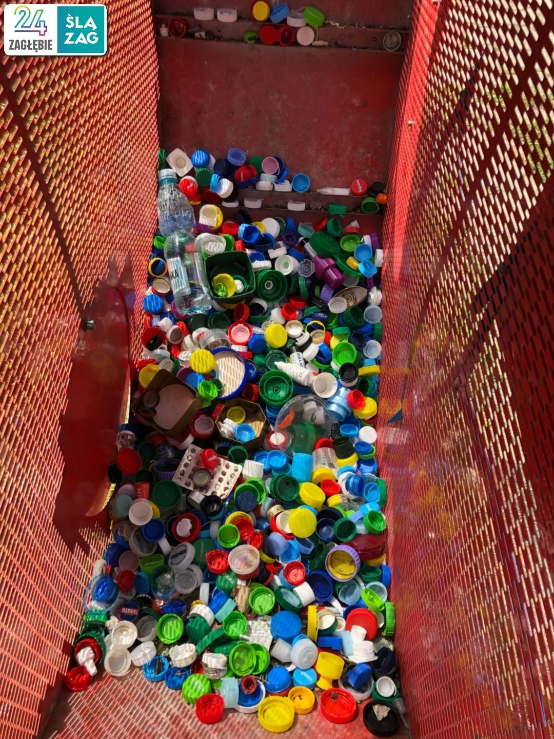 Sosnowiec-Sielec. Ulica Wincentego Witosa. Kosz na zakrętki. 23 lipca 2025.