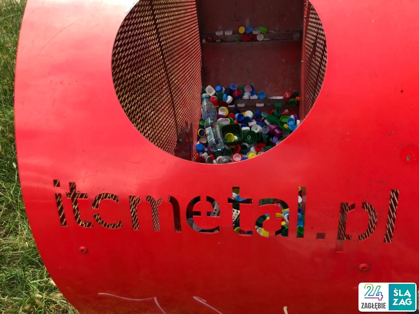 Sosnowiec-Sielec. Ulica Wincentego Witosa. Kosz na zakrętki. 23 lipca 2025.