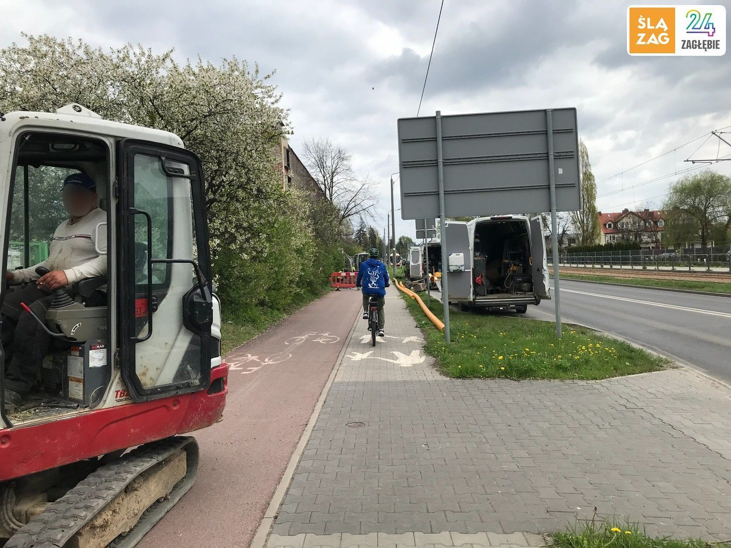 Sosnowiec-Sielec. Niezabezpieczone roboty ziemne na drodze dla rowerów i chodniku przy ulicy gen. Władysława Andersa. 24 kwietnia 2026