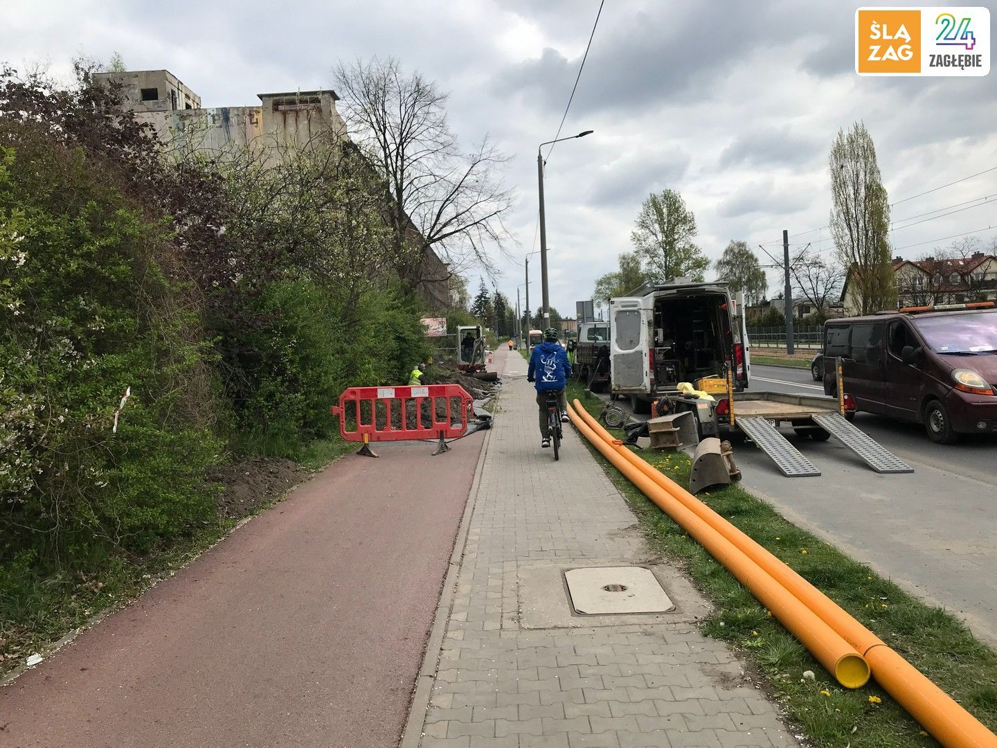 Sosnowiec-Sielec. Niezabezpieczone roboty ziemne na drodze dla rowerów i chodniku przy ulicy gen. Władysława Andersa. 24 kwietnia 2026