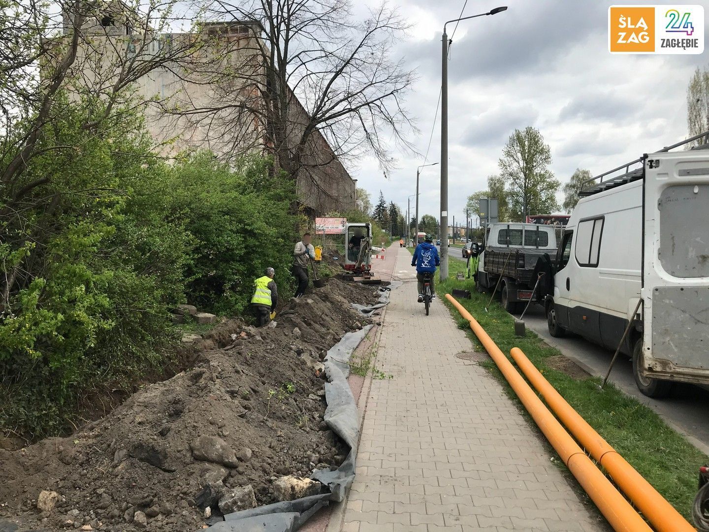 Sosnowiec-Sielec. Niezabezpieczone roboty ziemne na drodze dla rowerów i chodniku przy ulicy gen. Władysława Andersa. 24 kwietnia 2026
