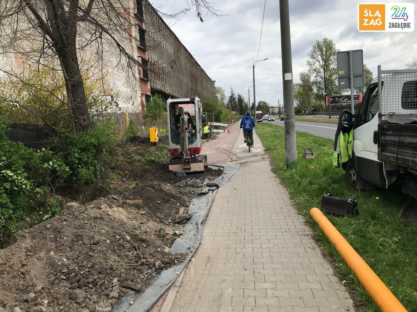 Sosnowiec-Sielec. Niezabezpieczone roboty ziemne na drodze dla rowerów i chodniku przy ulicy gen. Władysława Andersa. 24 kwietnia 2026