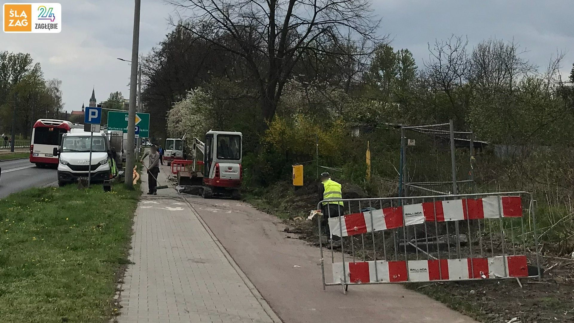 Sosnowiec-Sielec. Niezabezpieczone roboty ziemne na drodze dla rowerów i chodniku przy ulicy gen. Władysława Andersa. 24 kwietnia 2026