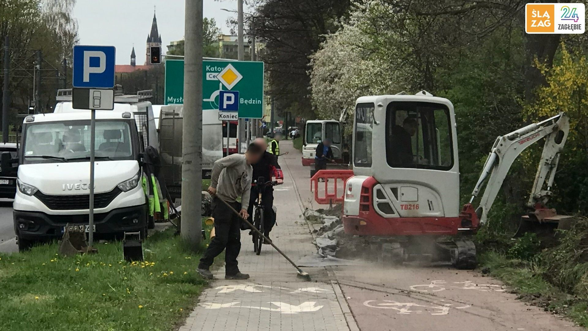Tragiczny wypadek, o którym mówi cała Polska, nie wszystkim dał do myślenia. Na drodze dla rowerów i chodniku w Sosnowcu można oberwać w głowę łyżką od koparki!