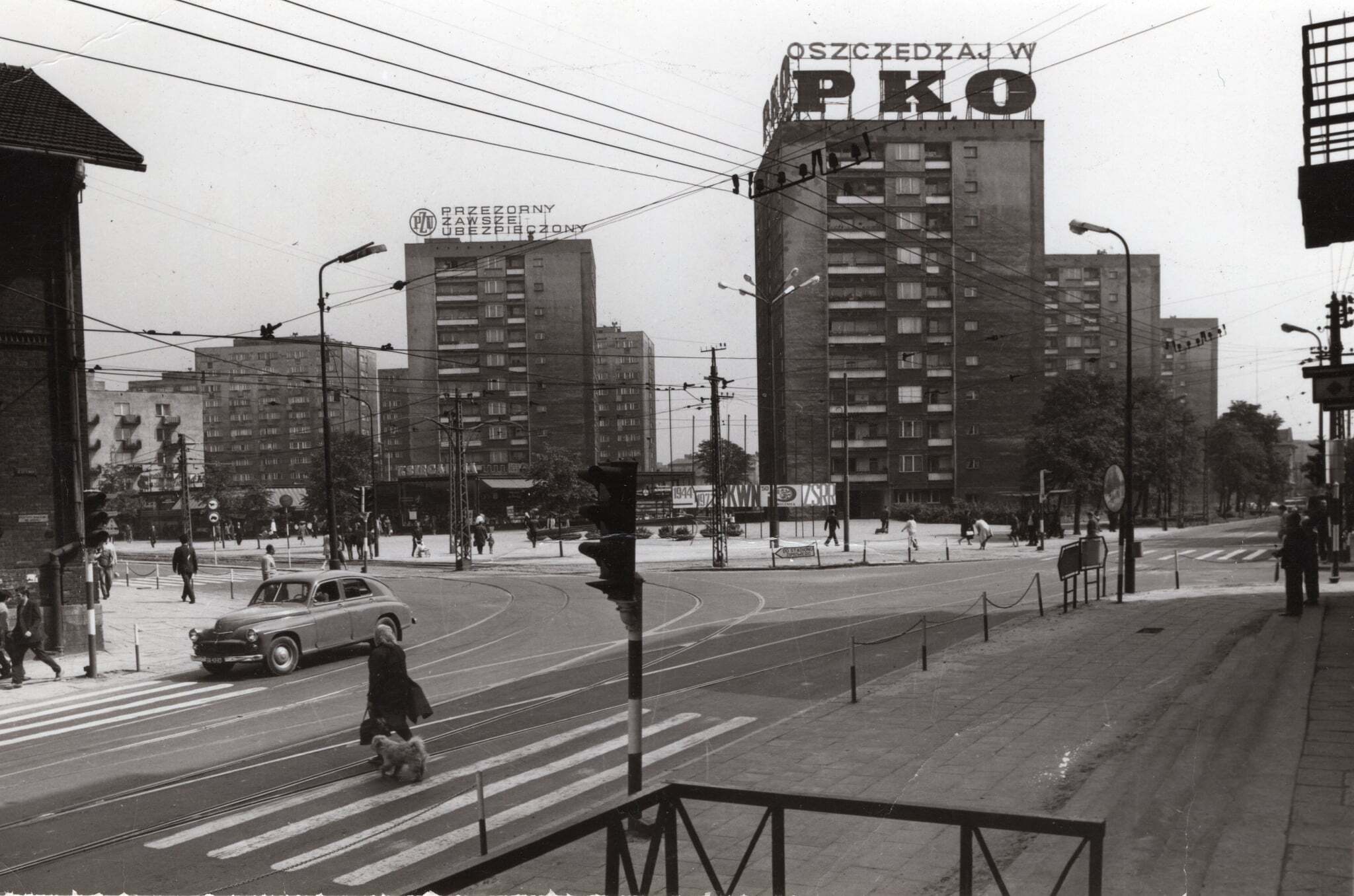 Sosnowiec. Skrzyżowanie ulic Czerwonego Zagłębia i 22 Lipca w okolicach święta 22 Lipca. 1972 rok.
