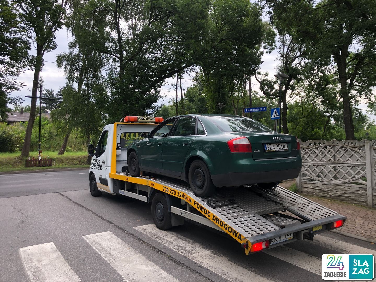 Sosnowiec. Skrzyżowanie ulic Franciszkańskiej i Stanisława Mikołajczyka. Laweta odwozi pojazd uszkodzony przez mężczyznę atakującego pojazdy maczetą. 31 lipca 2025.