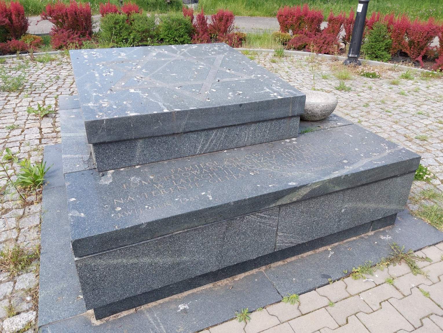 Sosnowiec-Środula. Pomnik ofiar getta żydowskiego przy placu Braci Kożuchów. Dewastacja. 23 maja 2022