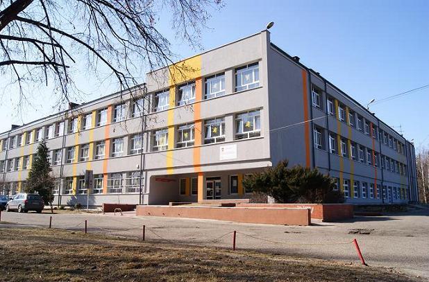 źródło: III Liceum Ogólnokształcące im. Bolesława Prusa w Sosnowcu. Siedziba od 1980 roku do dziś. 26 listopada 2013.