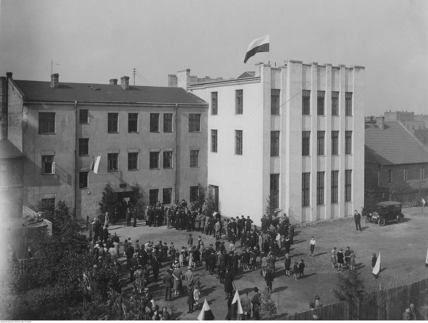 Sosnowiec. Stary Sosnowiec, ul. Dziewicza. Gimnazjum Zrzeszenia Rodzicielskiego – uroczystość poświęcenia. 28 września 2025.