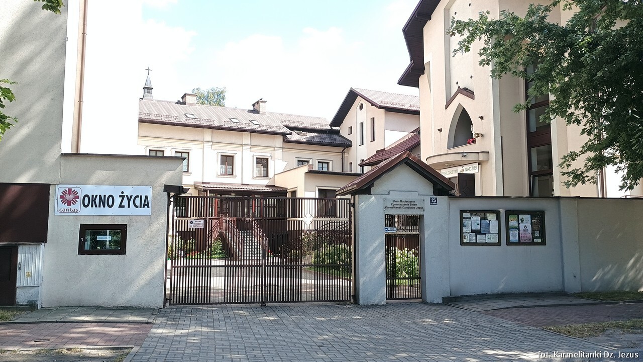 Stary Sosnowiec. Ul. Teresy Kierocińskiej. Zgromadzenie Sióstr Karmelitanek Dzieciątka Jezus. Okno życia. 25 sierpnia 2025.