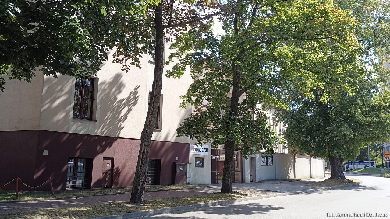 Stary Sosnowiec. Ul. Teresy Kierocińskiej. Zgromadzenie Sióstr Karmelitanek Dzieciątka Jezus. Okno życia. 25 sierpnia 2025.