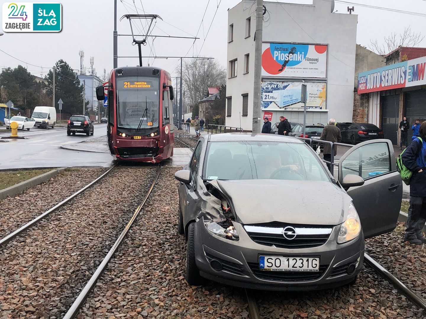 Sosnowiec. Skrzyżowanie ulic Władysława Andersa i Lipowej. Zderzenie tramwaju i samochodu. 27 lutego 2025.