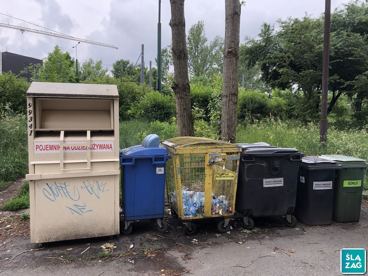 Sosnowiec, skrzyżowanie ulic: 1 Maja i Anieli Urbanowicz. Kontenery do selektywnej zbiórki odzieży. 3 czerwca 2025.