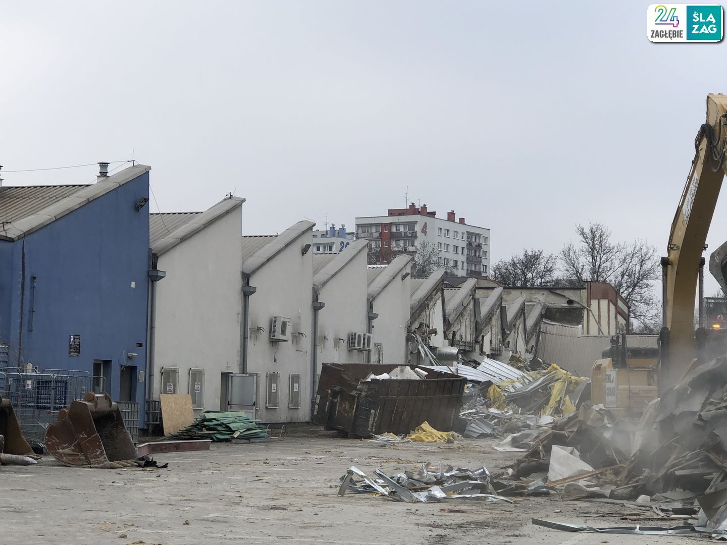 Sosnowiec. Ulice 1 Maja i Partyzantów. Dawne: przędzalnia Schoenow oraz huta szkła. Ruszyła rozbiórka. 1 kwietnia 2025.