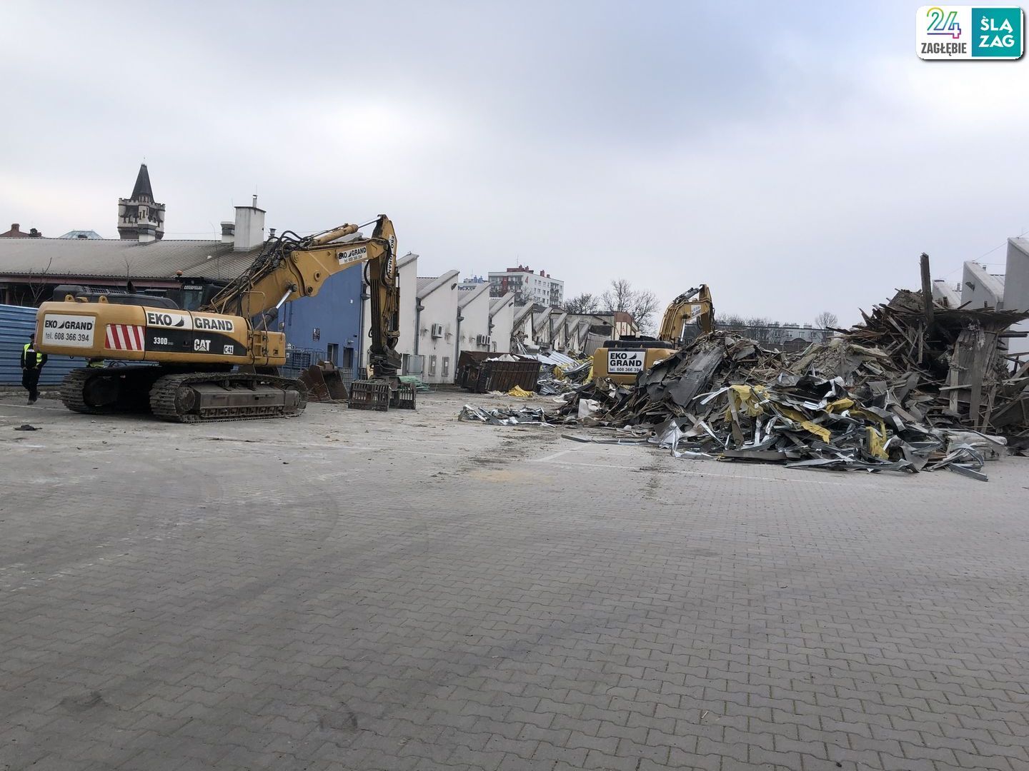 Sosnowiec. Ulice 1 Maja i Partyzantów. Dawne: przędzalnia Schoenow oraz huta szkła. Ruszyła rozbiórka. 1 kwietnia 2025.