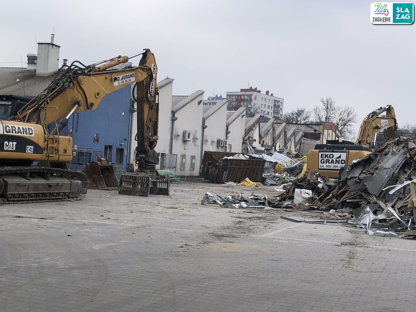 Sosnowiec. Ulice 1 Maja i Partyzantów. Dawne: przędzalnia Schoenow oraz huta szkła. Ruszyła rozbiórka. 1 kwietnia 2025.
